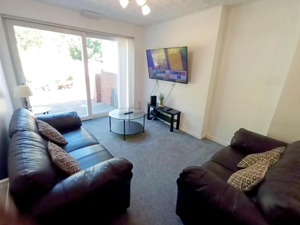 Cozy 4 Bedroom House In Smethwick With 4 Bathrooms Perfect For Contractors And Families Holiday home Birmingham