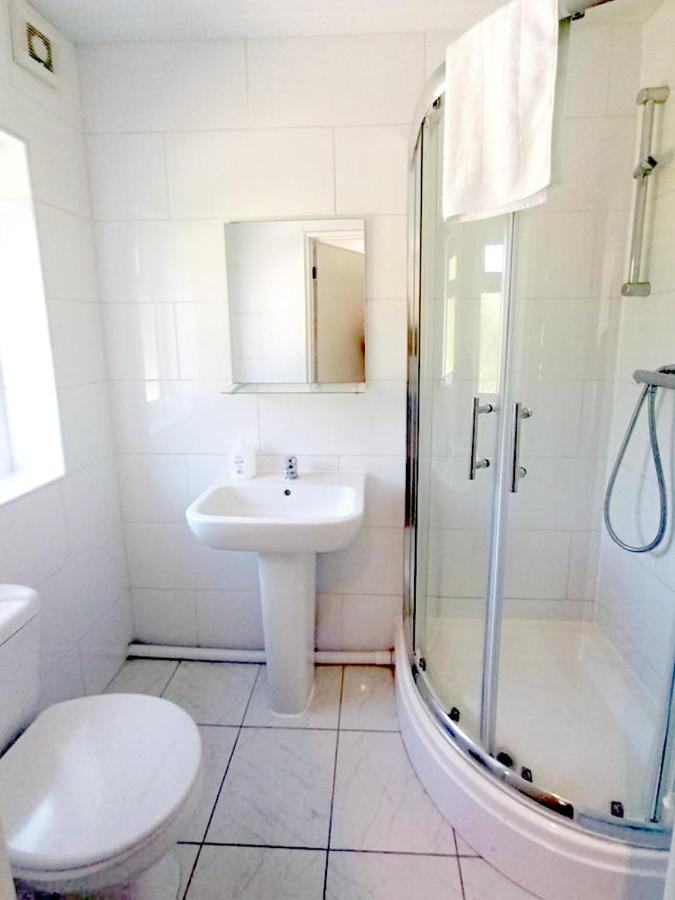 Cozy 4 Bedroom House In Smethwick With 4 Bathrooms Perfect For Contractors And Families Holiday home *