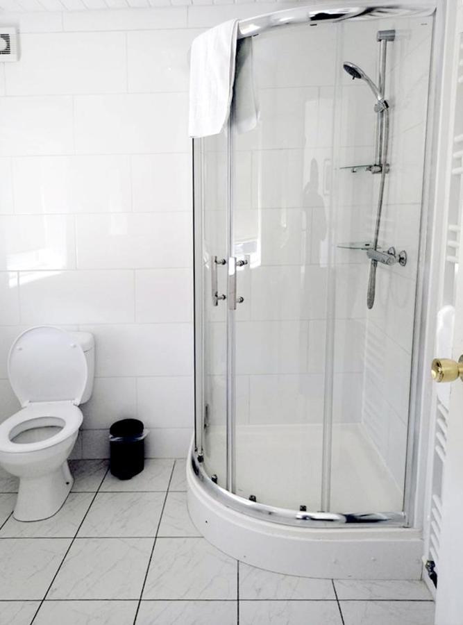 Holiday home Cozy 4 Bedroom House In Smethwick With 4 Bathrooms Perfect For Contractors And Families