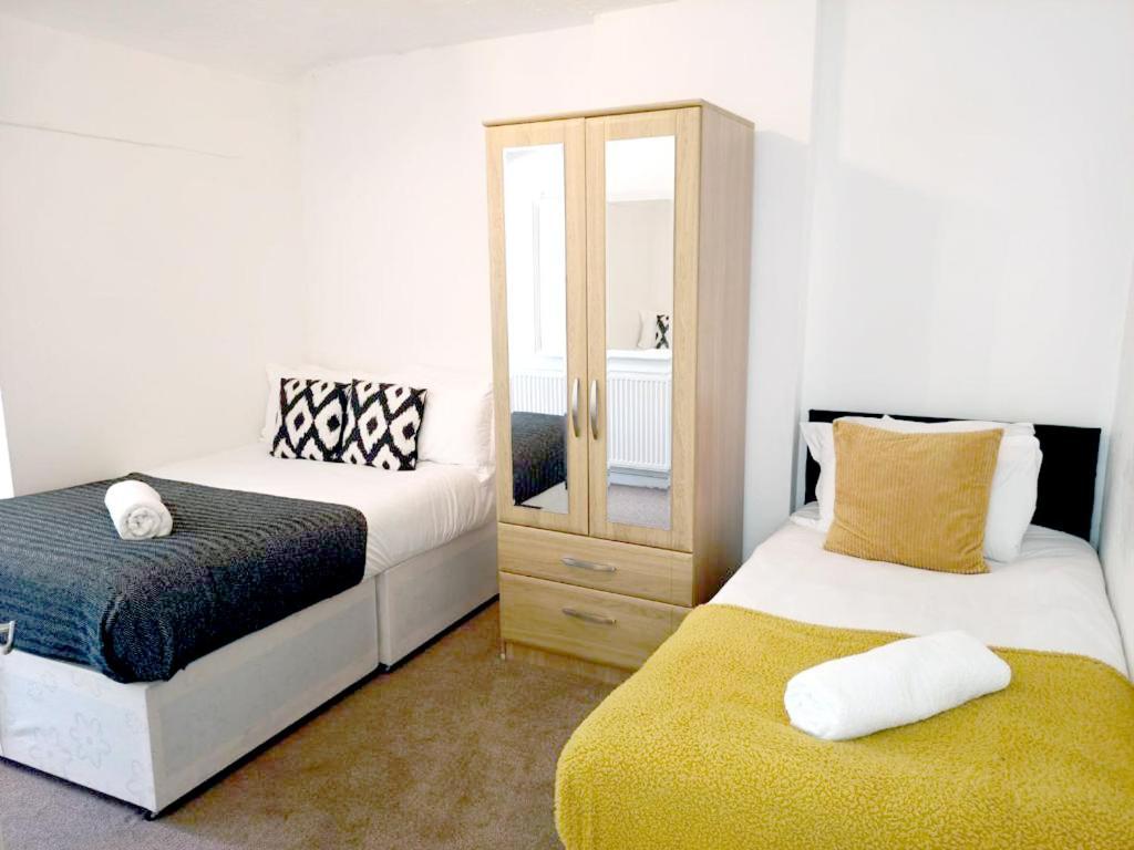Cozy 4 Bedroom House In Smethwick With 4 Bathrooms Perfect For Contractors And Families Holiday home Birmingham