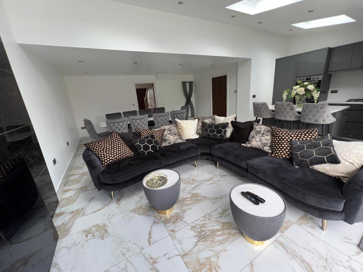Luxury 4 Bedroom Retreat; With Hot Tub & Parking Holiday home Birmingham