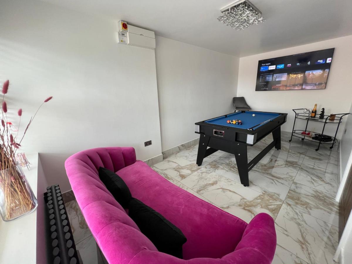 Holiday home Luxury 4 Bedroom Retreat; With Hot Tub & Parking