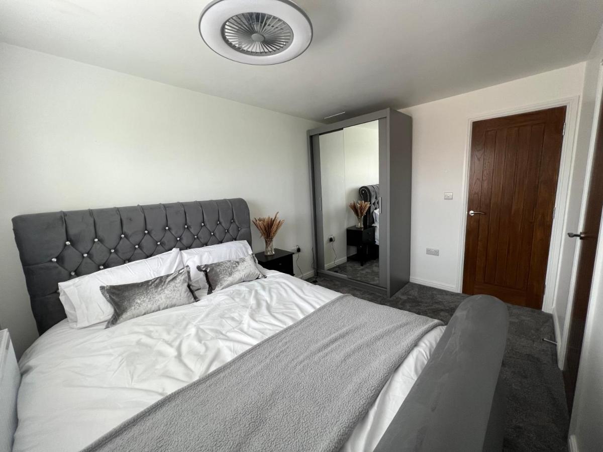 Luxury 4 Bedroom Retreat; With Hot Tub & Parking