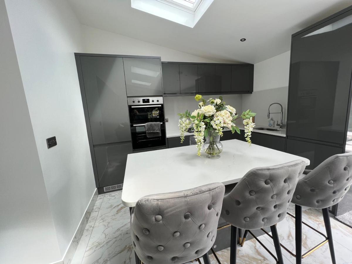 Luxury 4 Bedroom Retreat; With Hot Tub & Parking Holiday home *