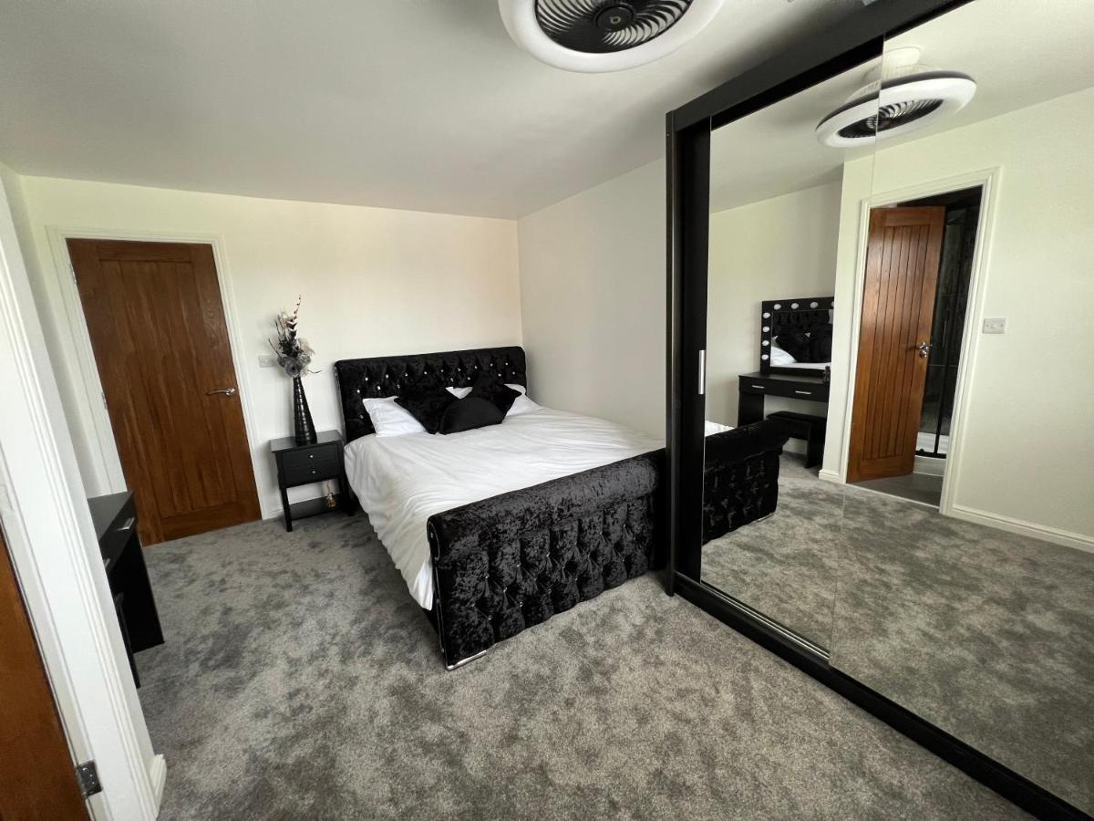 Luxury 4 Bedroom Retreat; With Hot Tub & Parking Birmingham