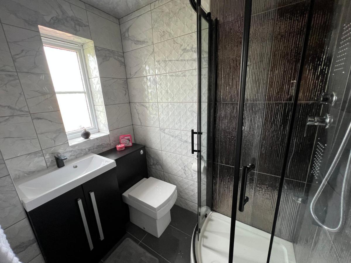 Luxury 4 Bedroom Retreat; With Hot Tub & Parking