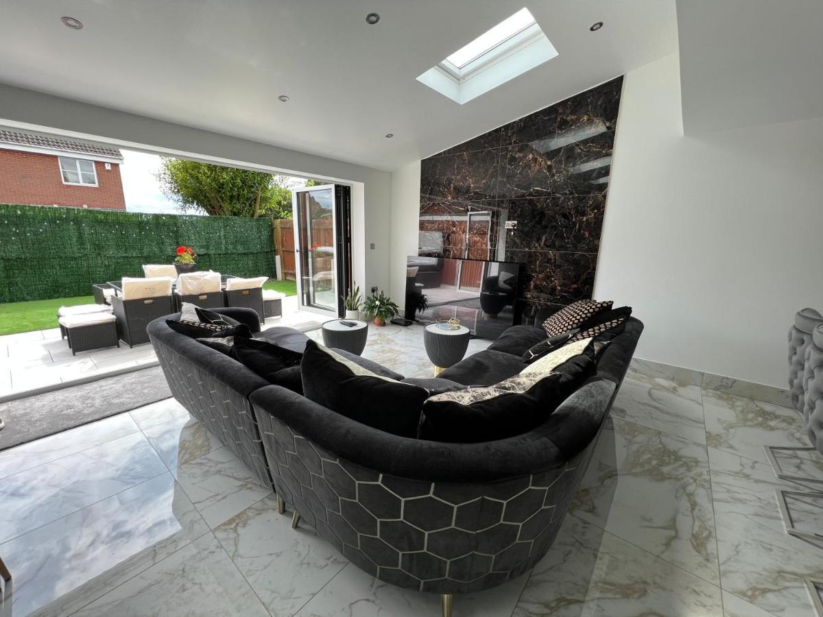 Holiday home Luxury 4 Bedroom Retreat; With Hot Tub & Parking *