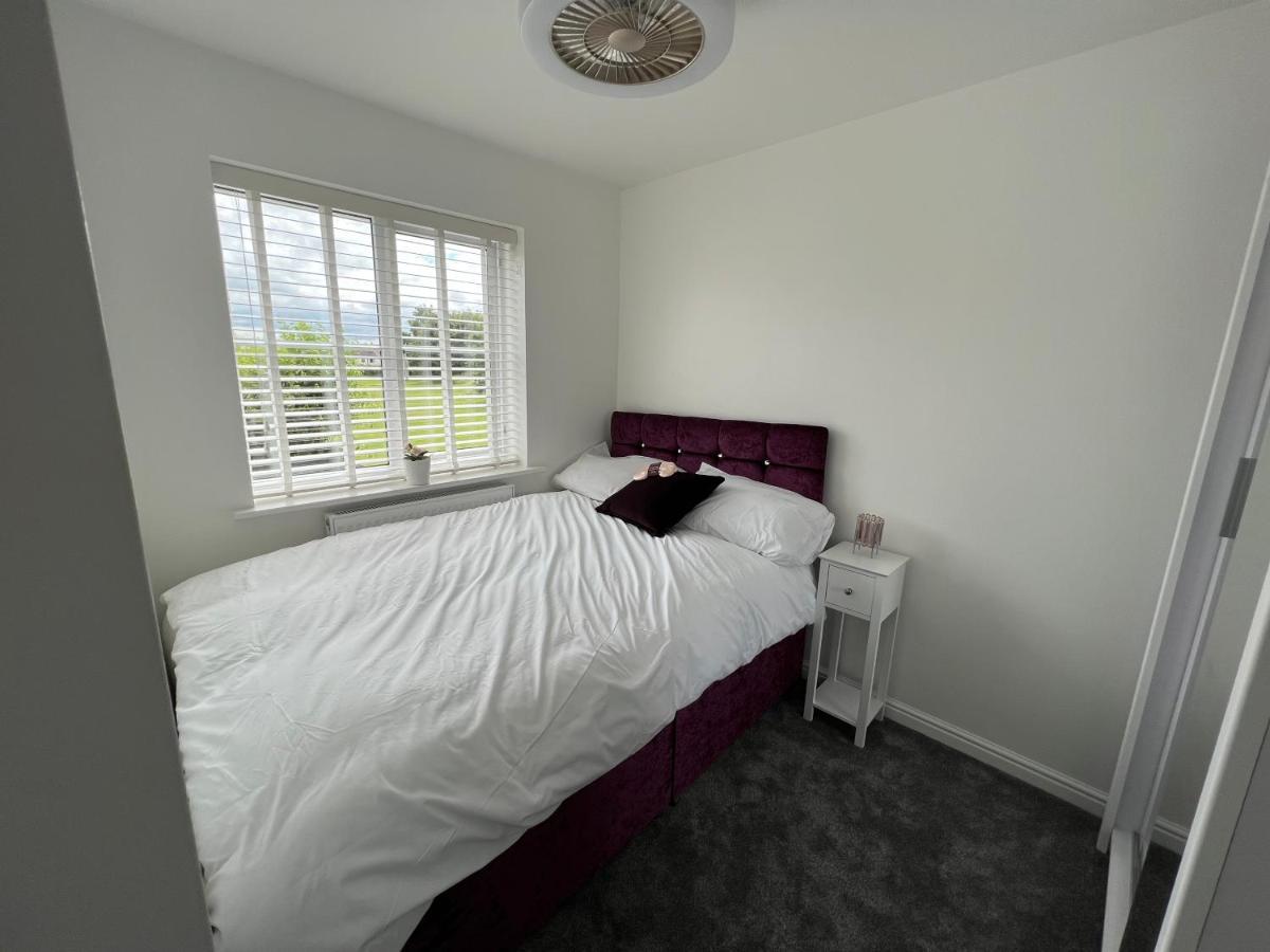 Luxury 4 Bedroom Retreat; With Hot Tub & Parking Holiday home *