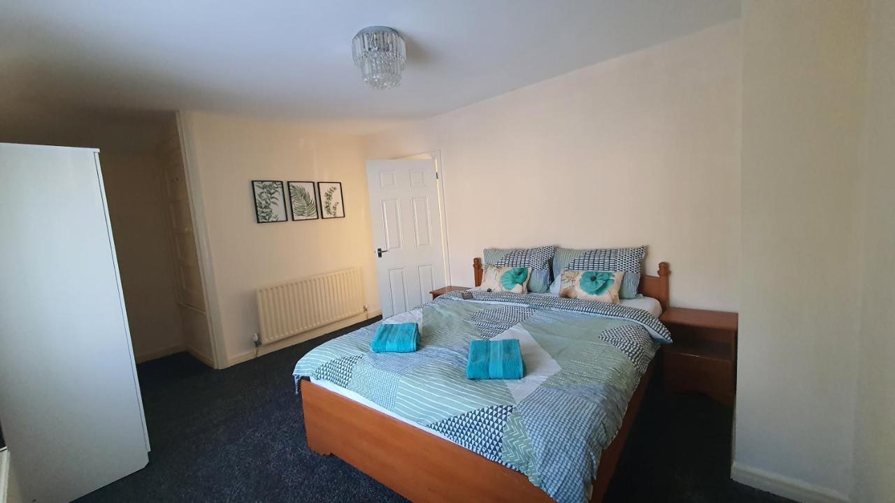 Spacious 3-bedroom In With Driveway Parking Apartment *