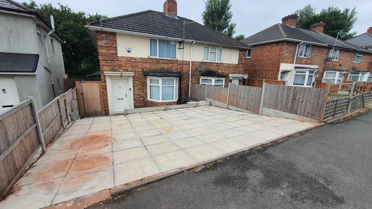 Spacious 3-bedroom In With Driveway Parking Apartment *