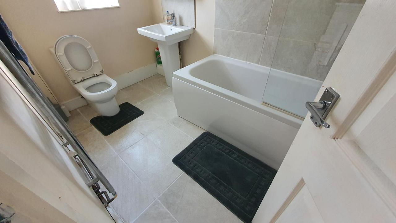 Apartment Spacious 3-bedroom In With Driveway Parking