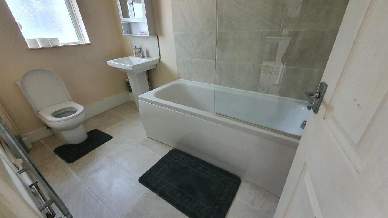Apartment Spacious 3-bedroom In With Driveway Parking
