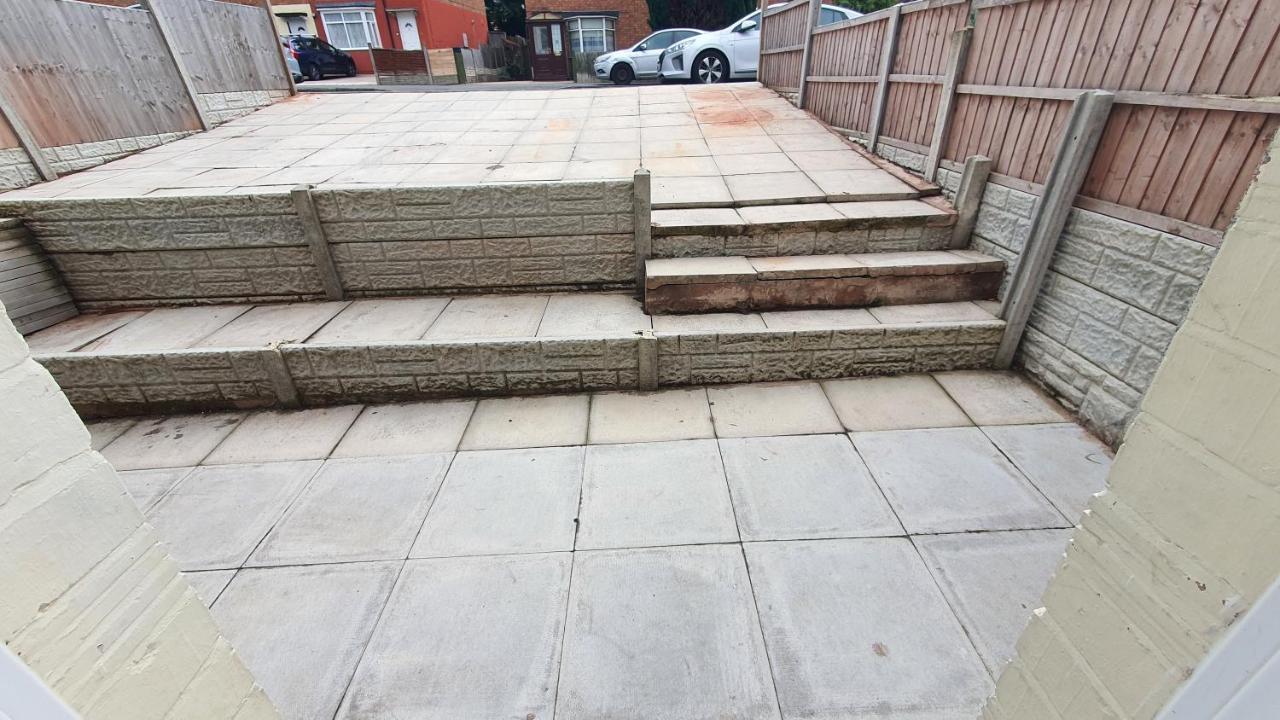 Spacious 3-bedroom In With Driveway Parking Apartment