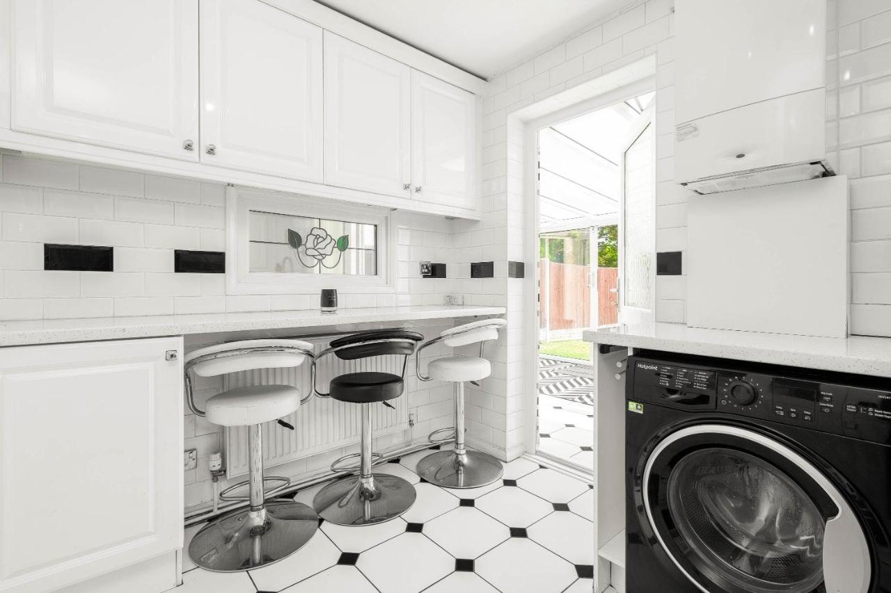 Holiday home Contractor's Haven: Modern 4-bedroom With Multi-vehicle Parking