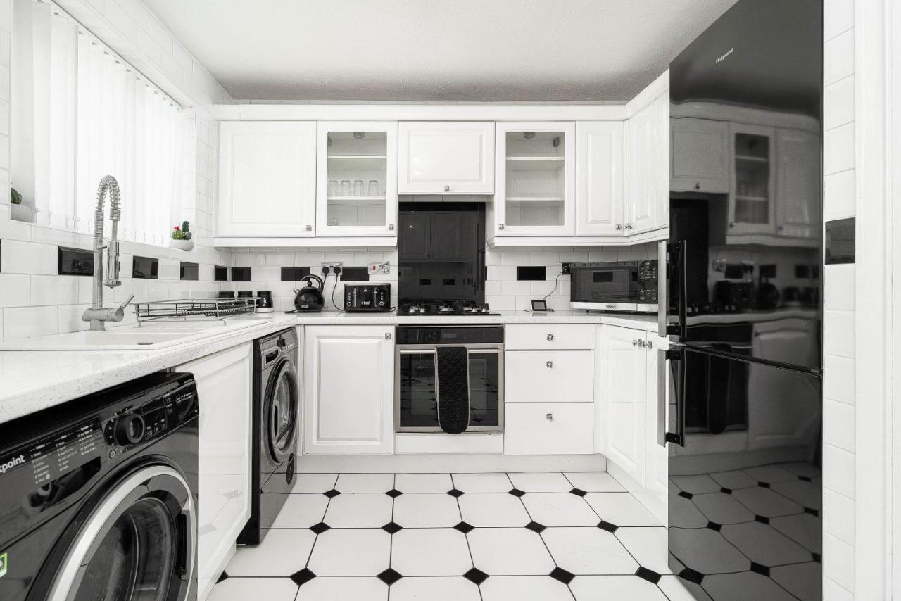 Contractor's Haven: Modern 4-bedroom With Multi-vehicle Parking Holiday home Birmingham