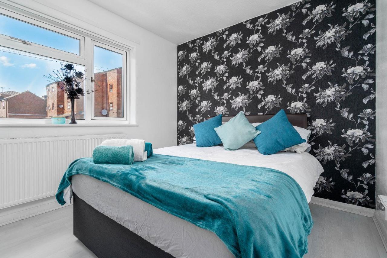Contractor's Haven: Modern 4-bedroom With Multi-vehicle Parking * Birmingham