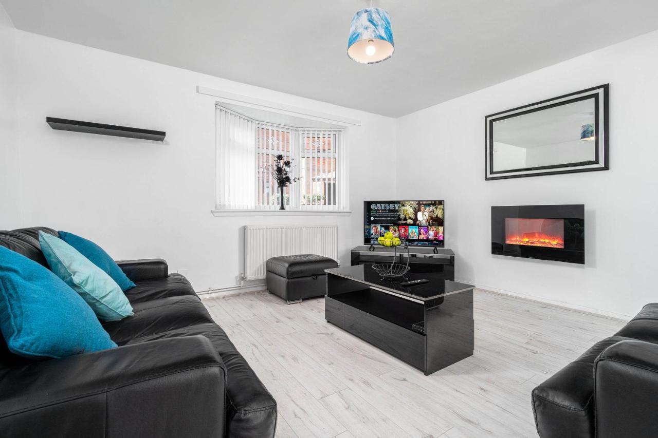 Holiday home Contractor's Haven: Modern 4-bedroom With Multi-vehicle Parking *