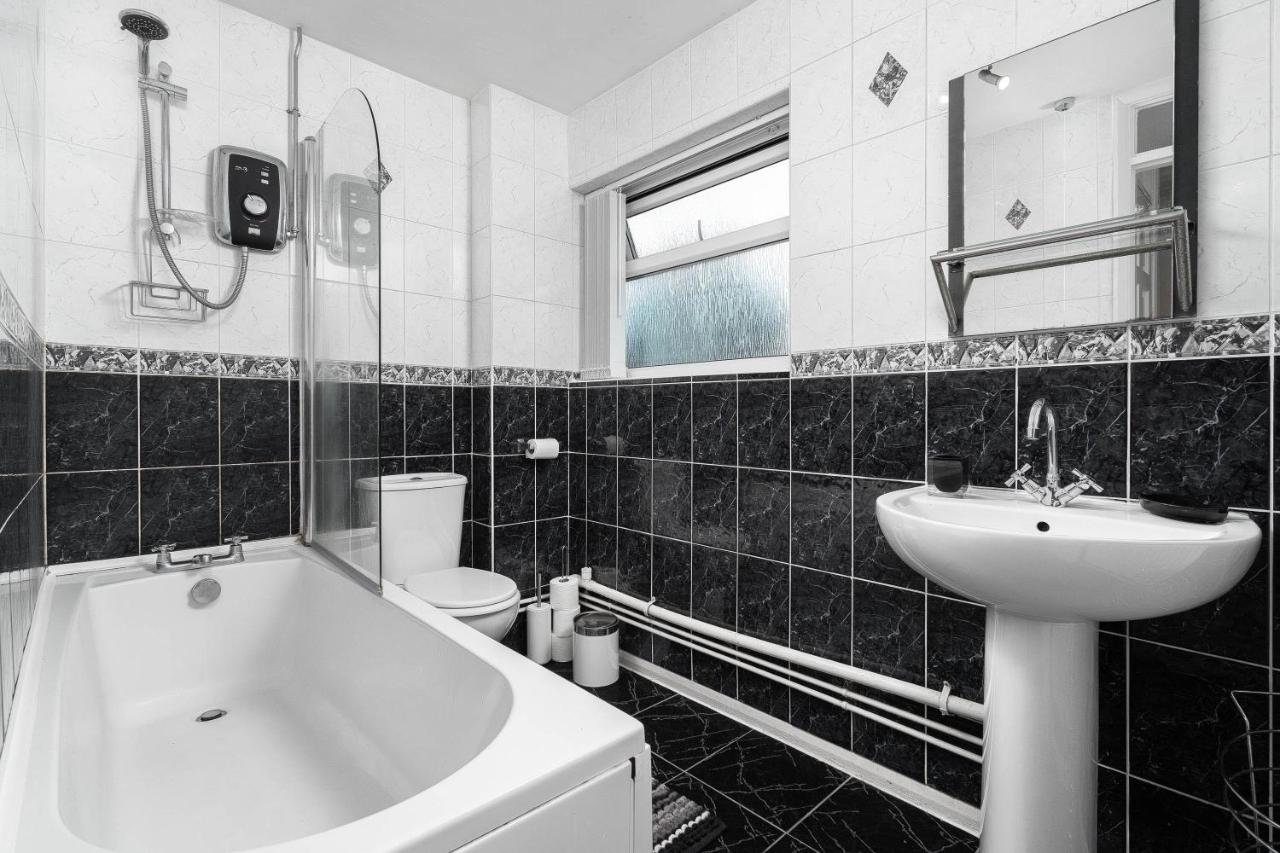 Contractor's Haven: Modern 4-bedroom With Multi-vehicle Parking * Birmingham