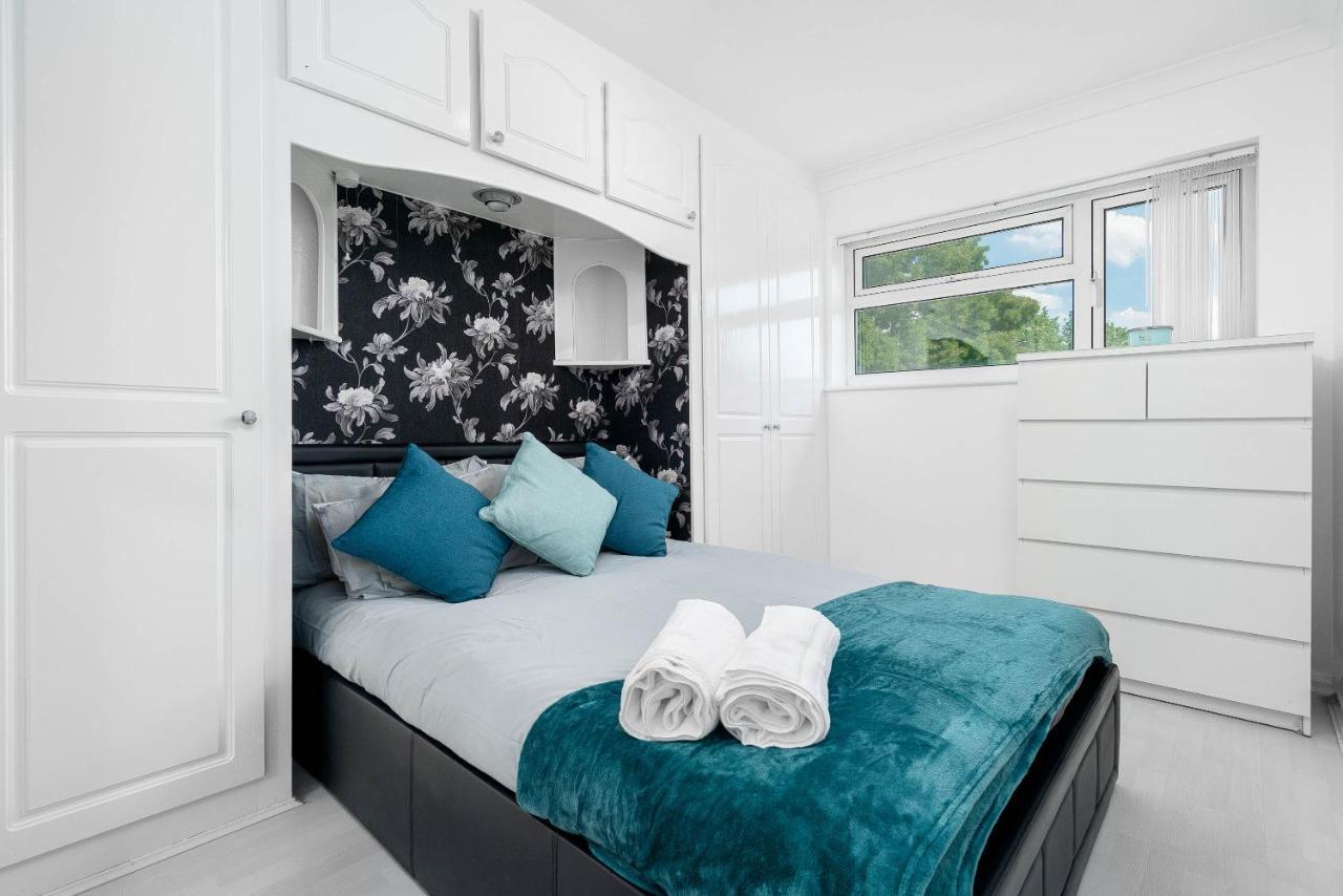 Contractor's Haven: Modern 4-bedroom With Multi-vehicle Parking * Birmingham