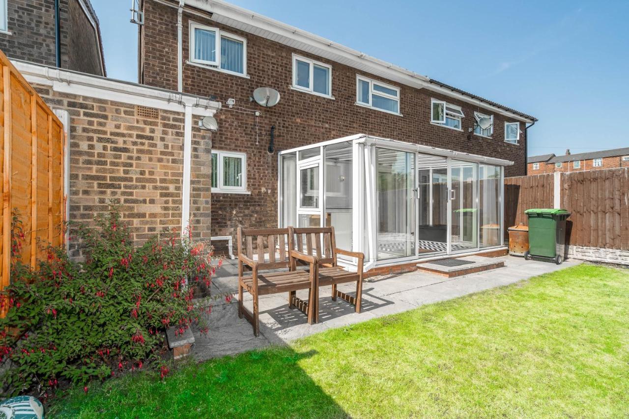 Contractor's Haven: Modern 4-bedroom With Multi-vehicle Parking Holiday home