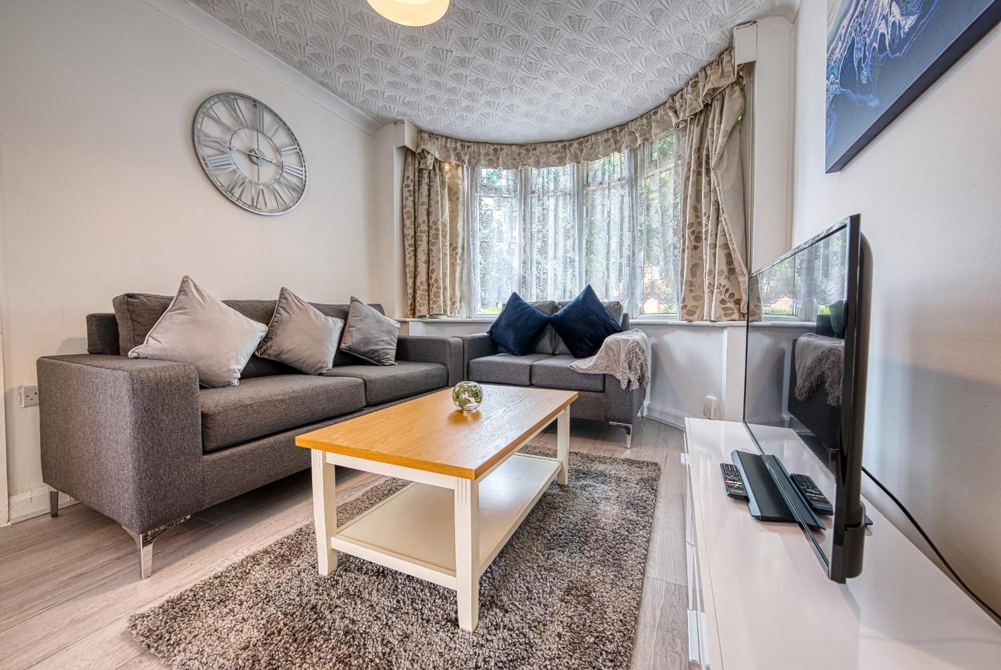 Xclusive Living Spacious 3 Bedroom House,sleep 6, Free Wifi, Parking Close To Nec On Horrell Road Birmingham