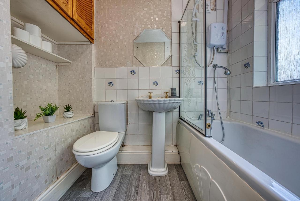 Holiday home Xclusive Living Spacious 3 Bedroom House,sleep 6, Free Wifi, Parking Close To Nec On Horrell Road Birmingham