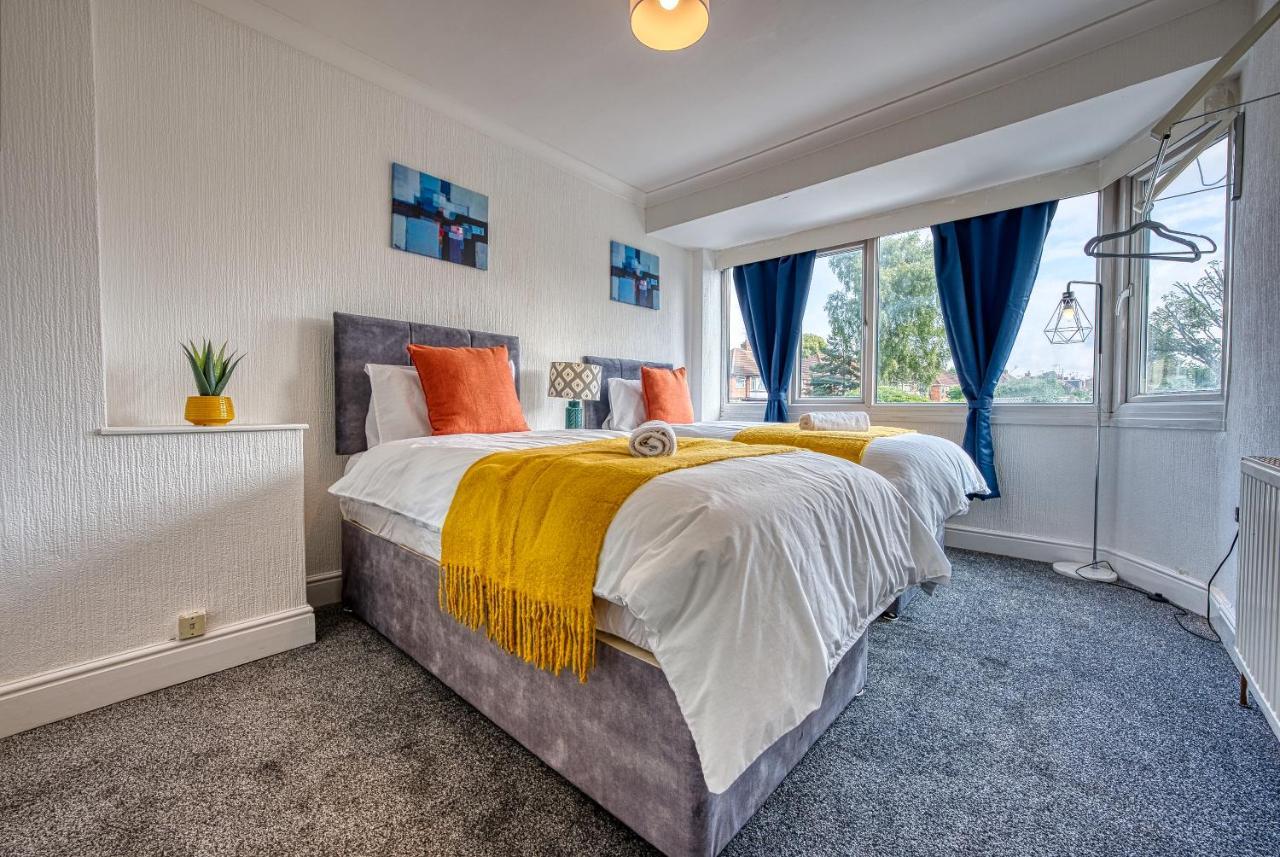 Xclusive Living Spacious 3 Bedroom House,sleep 6, Free Wifi, Parking Close To Nec On Horrell Road *