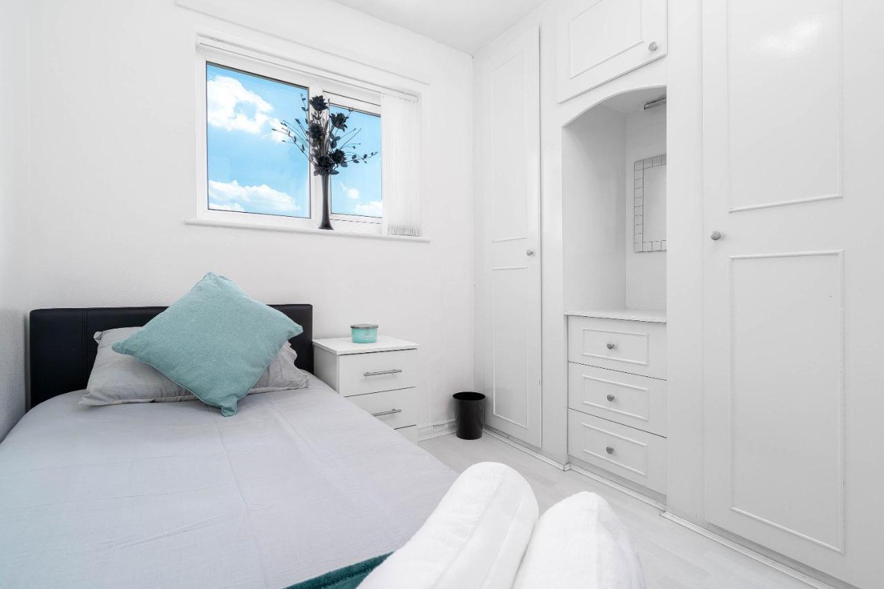 Contractor's Haven: Modern 4-bedroom With Multi-vehicle Parking