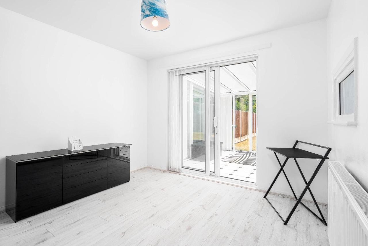 Contractor's Haven: Modern 4-bedroom With Multi-vehicle Parking Holiday home