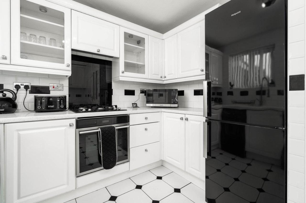 Contractor's Haven: Modern 4-bedroom With Multi-vehicle Parking Birmingham
