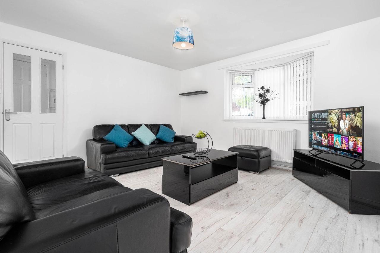 Holiday home Contractor's Haven: Modern 4-bedroom With Multi-vehicle Parking *