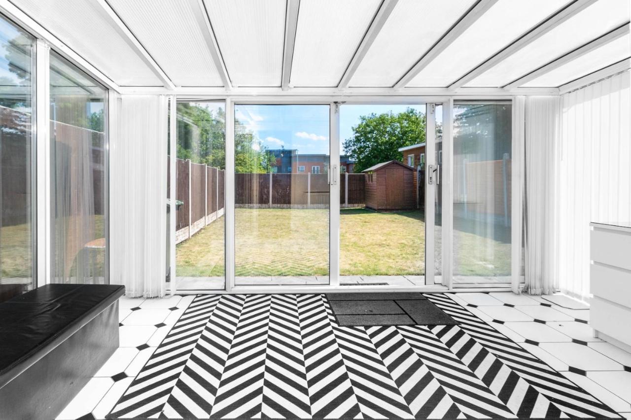 Contractor's Haven: Modern 4-bedroom With Multi-vehicle Parking Birmingham