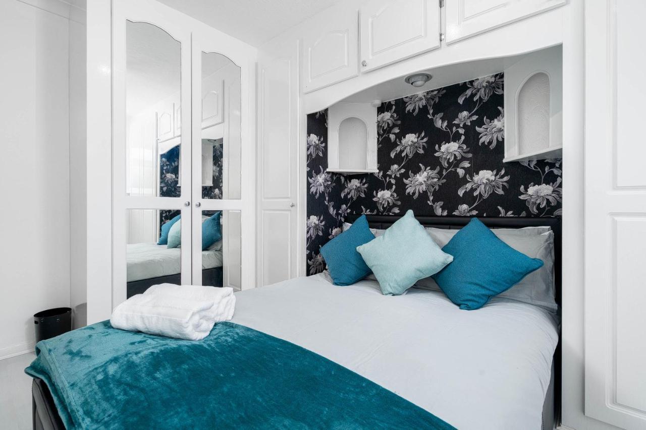 Contractor's Haven: Modern 4-bedroom With Multi-vehicle Parking * Birmingham