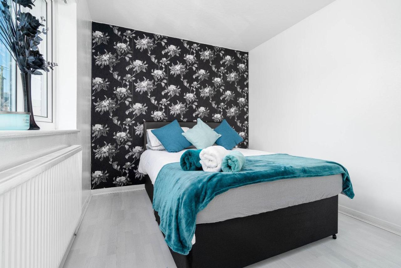 Contractor's Haven: Modern 4-bedroom With Multi-vehicle Parking Holiday home