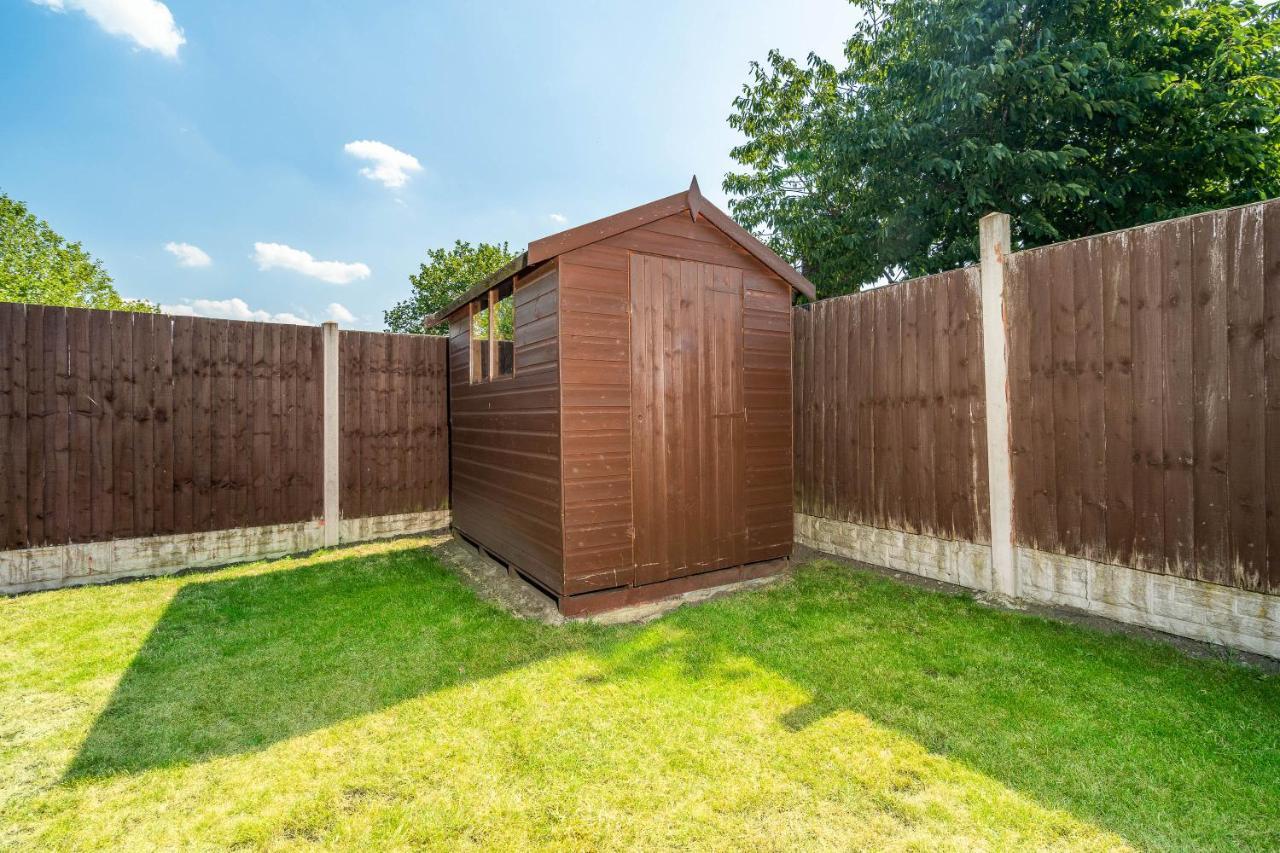 Holiday home Contractor's Haven: Modern 4-bedroom With Multi-vehicle Parking *