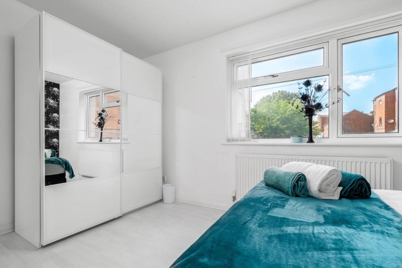 Holiday home Contractor's Haven: Modern 4-bedroom With Multi-vehicle Parking Birmingham