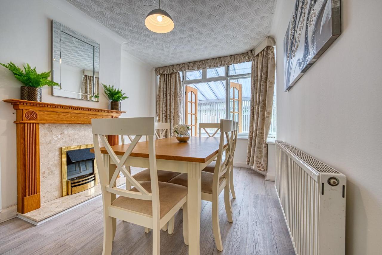 Holiday home Xclusive Living Spacious 3 Bedroom House,sleep 6, Free Wifi, Parking Close To Nec On Horrell Road