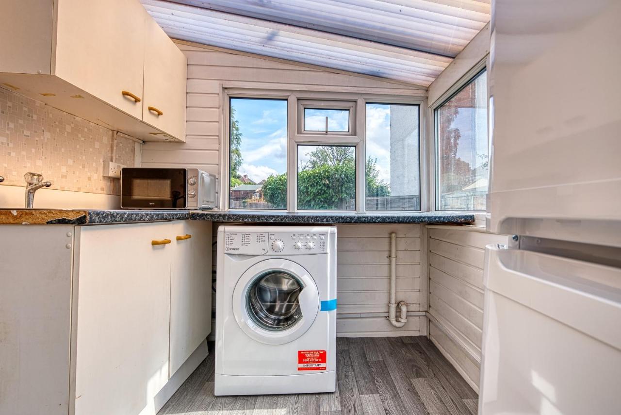 Xclusive Living Spacious 3 Bedroom House,sleep 6, Free Wifi, Parking Close To Nec On Horrell Road