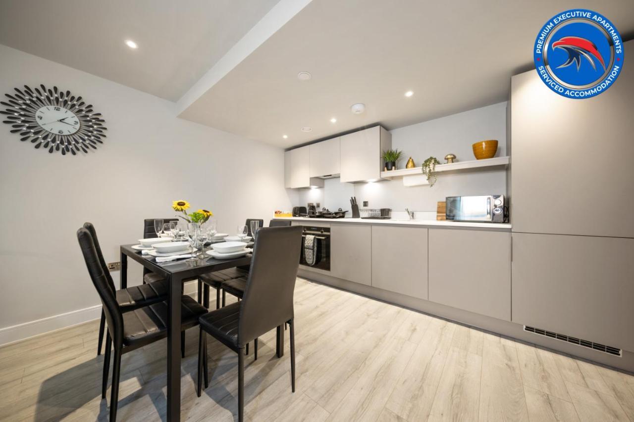 St Martins Place: Extended With Free Gym & Cinema Apartment *