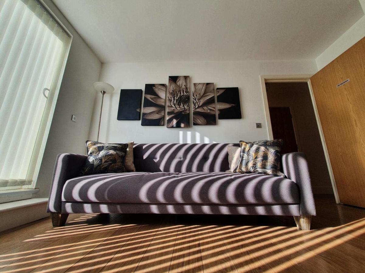 The Postbox Modern Spacious Penthouse - Heart Of Centre Apartment