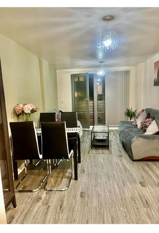 2 Bed Very Near To Mail Box , New Street Apartment