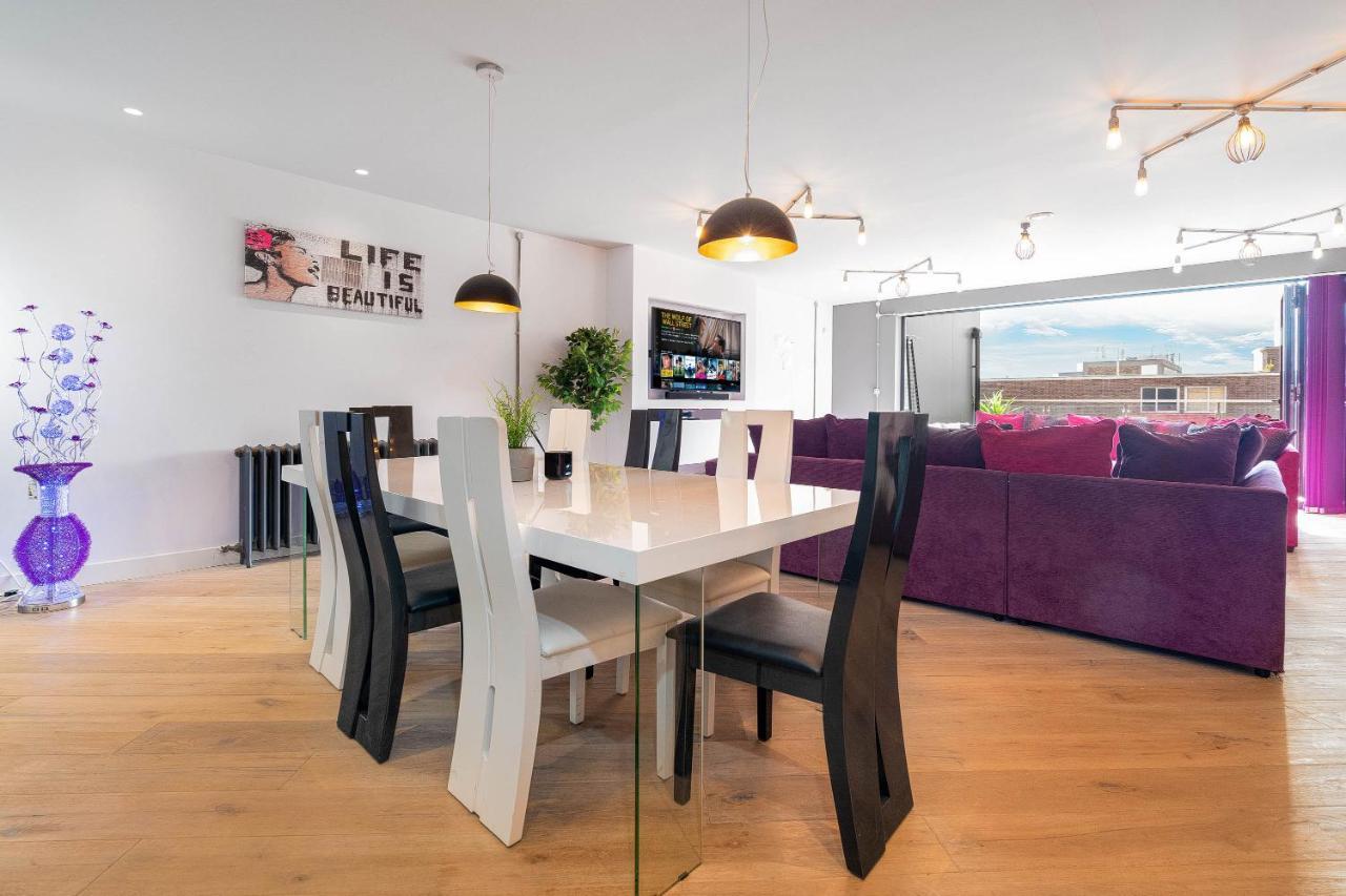 Ultimate Luxury Penthouse - Rooftop Terrace - Air Conditioning - Secure Parking - Long Term Only Apartment *
