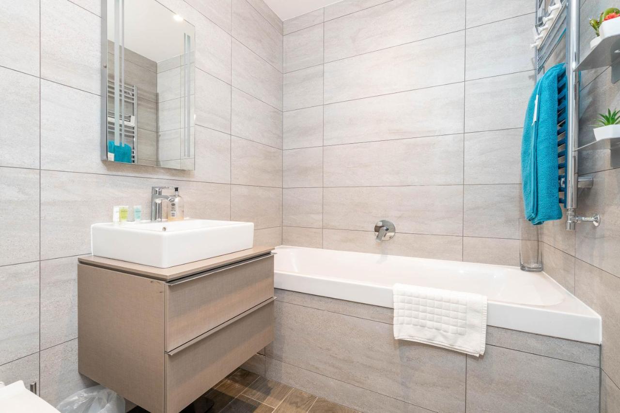 Apartment Ultimate Luxury Penthouse - Rooftop Terrace - Air Conditioning - Secure Parking - Long Term Only *