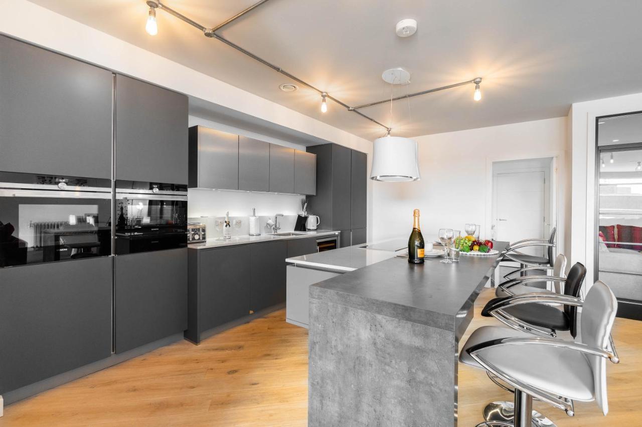 Ultimate Luxury Penthouse - Rooftop Terrace - Air Conditioning - Secure Parking - Long Term Only Apartment *