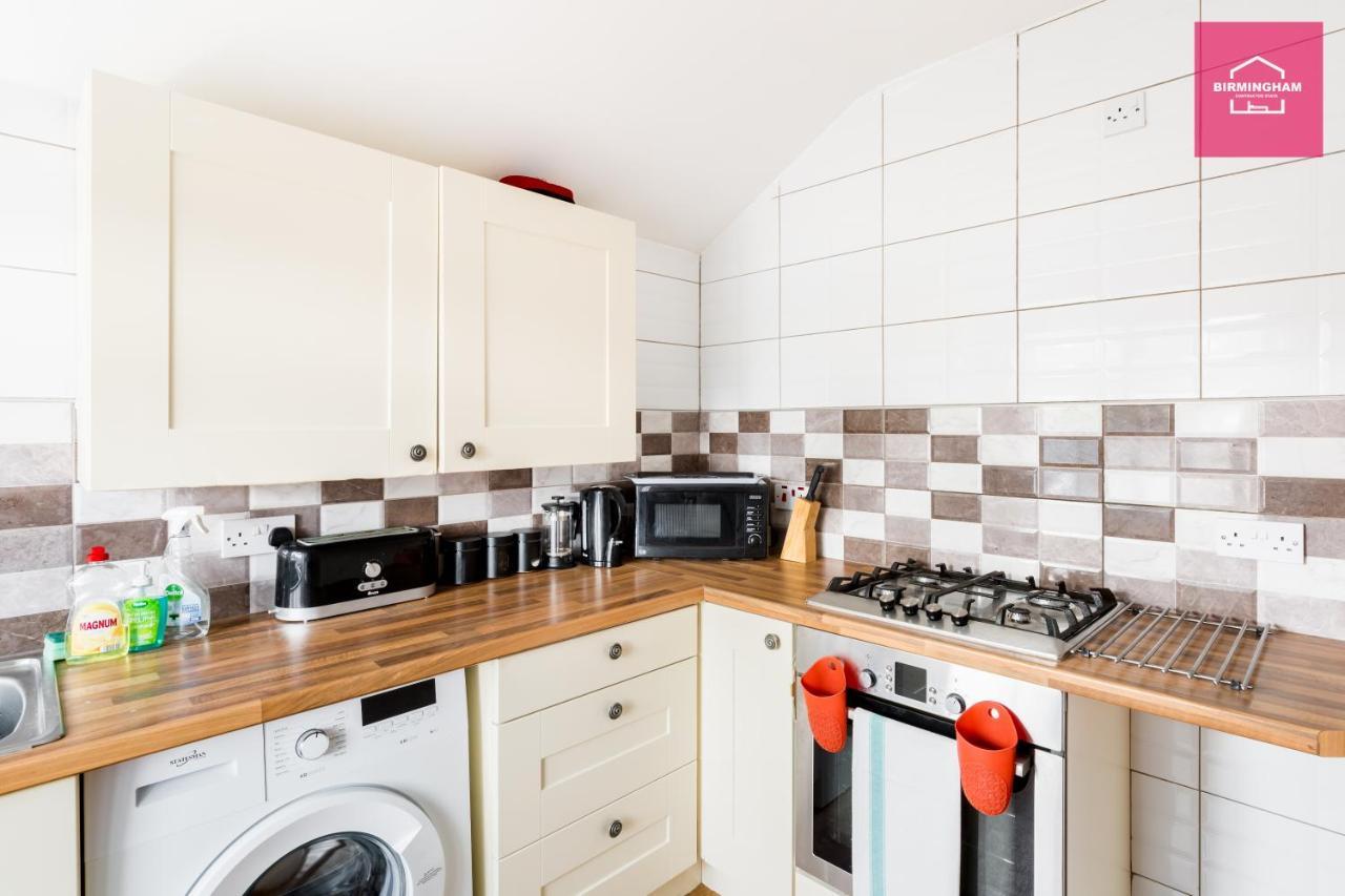 Contractor - 3 Bedroom Flat, 6 Beds Parking Birmingham