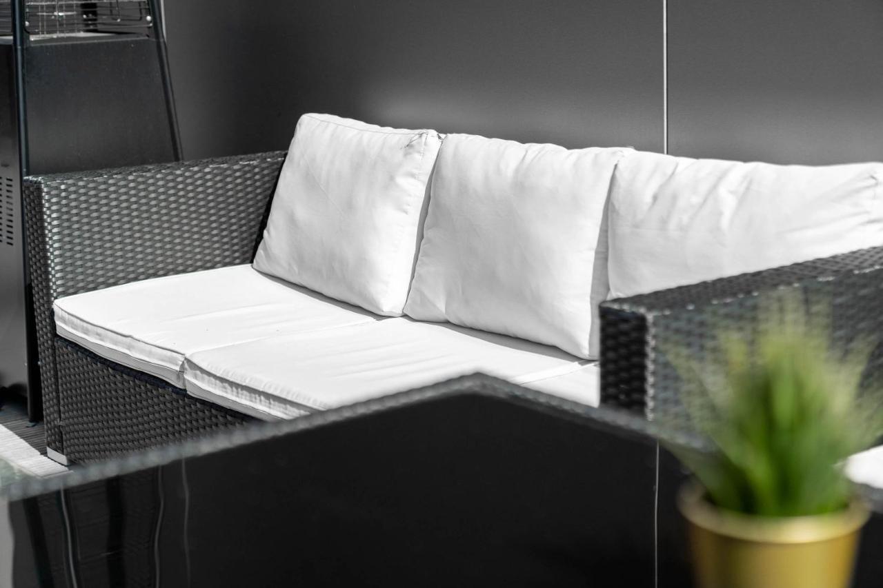 Ultimate Luxury Penthouse - Rooftop Terrace - Air Conditioning - Secure Parking - Long Term Only Apartment *