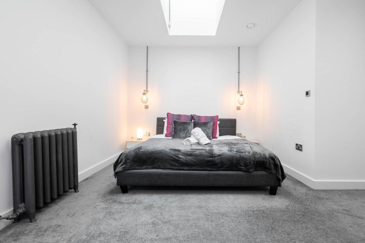 Ultimate Luxury Penthouse - Rooftop Terrace - Air Conditioning - Secure Parking - Long Term Only Apartment