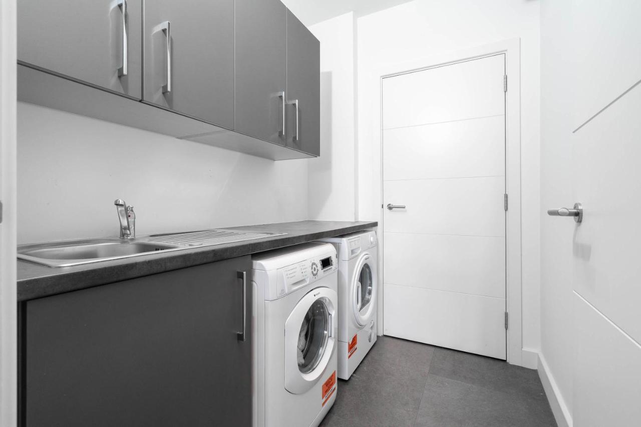 Ultimate Luxury Penthouse - Rooftop Terrace - Air Conditioning - Secure Parking - Long Term Only Apartment