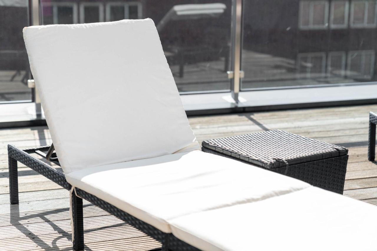 Ultimate Luxury Penthouse - Rooftop Terrace - Air Conditioning - Secure Parking - Long Term Only Apartment