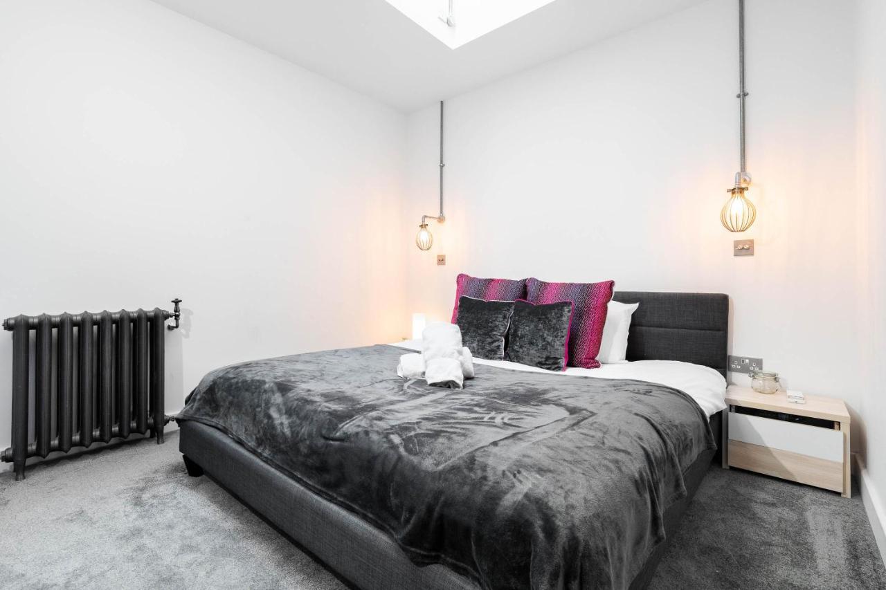 Ultimate Luxury Penthouse - Rooftop Terrace - Air Conditioning - Secure Parking - Long Term Only Apartment *